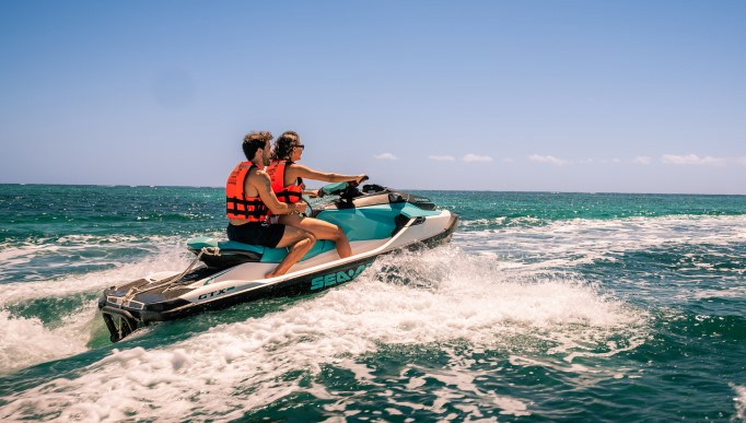 Discover the exclusive Maroma Beach Club, a paradise where fun meets the beauty of one of the world’s most stunning beaches. Enjoy activities such as kayaking and paddleboarding, board a catamaran for diving and snorkeling, have fun with WaveRunners, indulge in a delicious brunch, or relax in the preferential areas with loungers and Balinese beds.