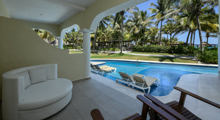 Premier Beachfront Swim Up Junior Suite
