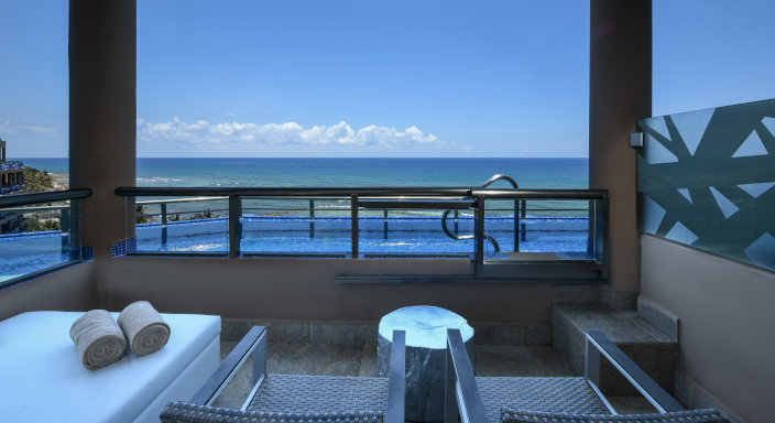 Oceanfront Honeymoon Suite
