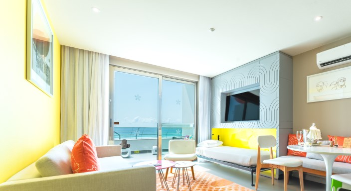 Penthouse Swim-Up Oceanfront King Suite